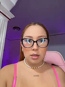 Kiarhatrixie1 online show from 04-18-26, 05:48