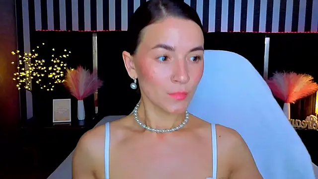 Snapshot of GracefulMichelle chatting on 06-27-26, 07:42 GracefulMichelle online show from 06-27-26, 07:42