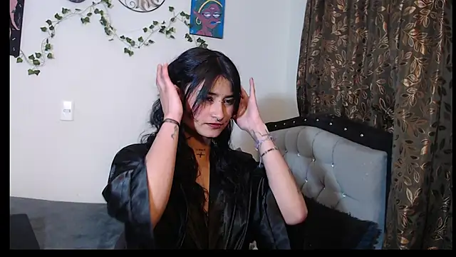 Snapshot of Lili__Clan chatting on 05-23-26, 01:37 Lili Clan online show from 05-23-26, 01:37