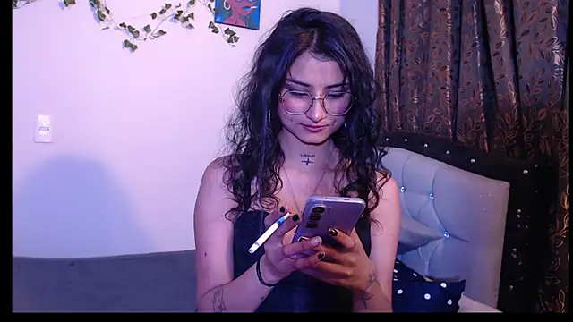 Snapshot of Lili__Clan chatting on 06-15-26, 04:01 Lili Clan online show from 06-15-26, 04:01