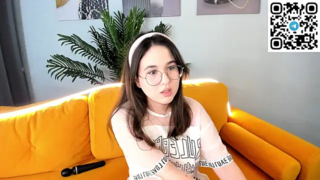 Snapshot of leylamirage chatting on 06-24-26, 12:26 leylamirage online show from 06-24-26, 12:26