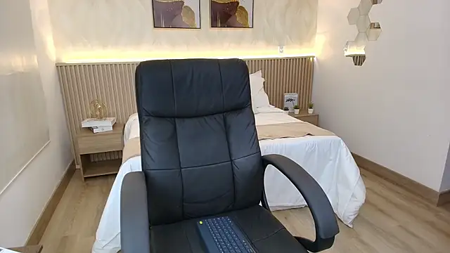 BellaMillers online show from 04-07-26, 11:17