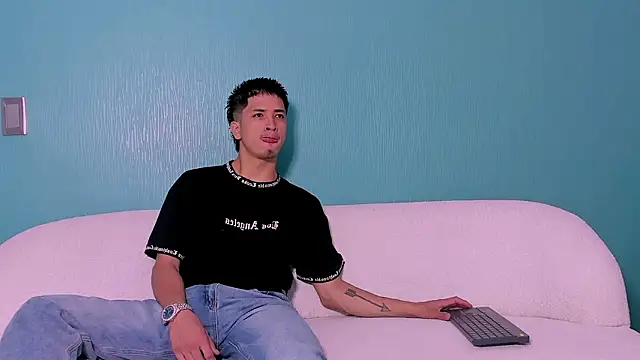 Snapshot of Youdoll_ chatting on 02-19-26, 01:30 Youdoll online show from 02-19-26, 01:30