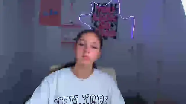 KissMeJulia online show from 06-30-26, 11:10