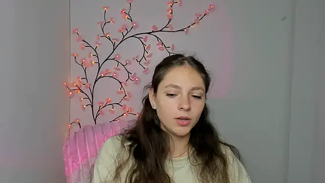KissMeJulia online show from 06-17-26, 11:20