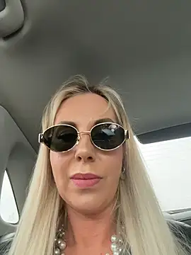 Snapshot of LisaMurr chatting on 04-22-26, 10:11 LisaMurr online show from 04-22-26, 10:11