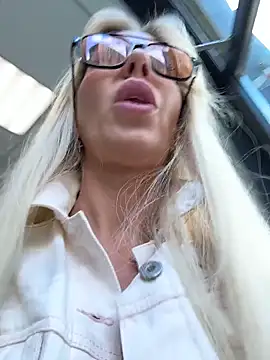 Snapshot of LisaMurr chatting on 05-25-26, 12:59 LisaMurr online show from 05-25-26, 12:59