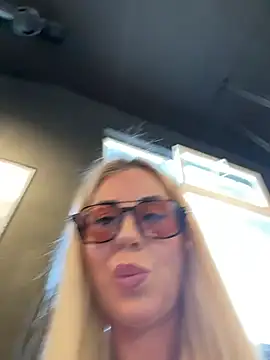 Snapshot of LisaMurr chatting on 05-14-26, 12:02 LisaMurr online show from 05-14-26, 12:02