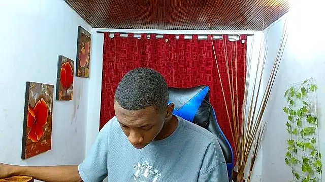 Snapshot of milo018 chatting on 05-15-26, 02:48 milo018 online show from 05-15-26, 02:48