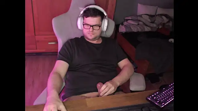 Whyteshadow4235 online show from 02-18-26, 07:43