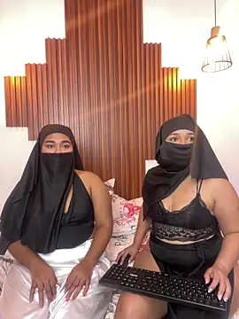 Snapshot of Desert_queens chatting on 02-25-26, 02:39 Desert queens online show from 02-25-26, 02:39