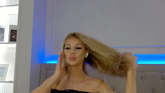 Snapshot of LynnAngel chatting on 06-13-26, 04:49 LynnAngel online show from 06-13-26, 04:49