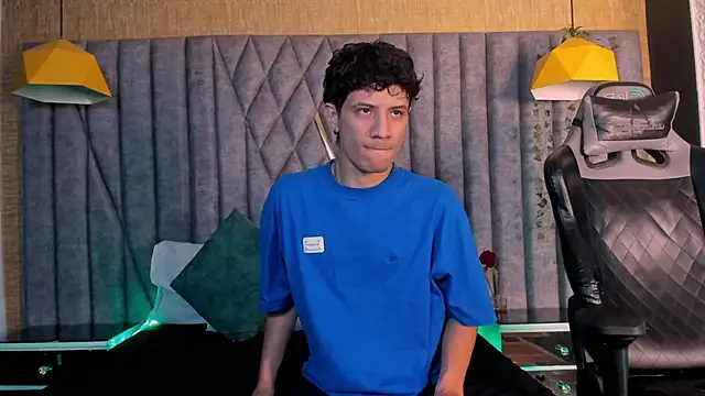 Snapshot of LeoFeniix chatting on 02-25-26, 03:40 LeoFeniix online show from 02-25-26, 03:40