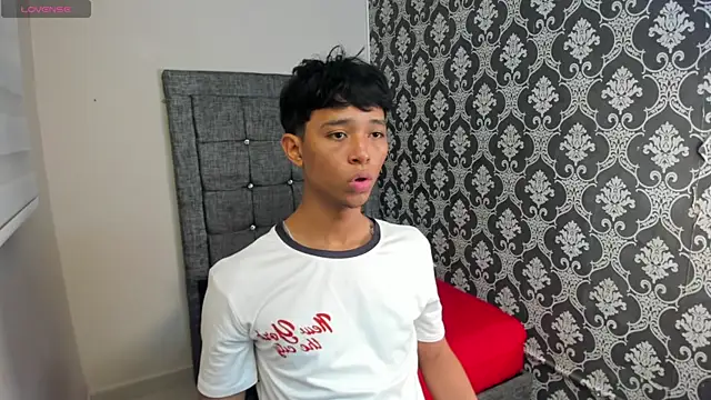 Snapshot of Little_Twink19x chatting on 07-01-26, 07:47 Little Twink19x online show from 07-01-26, 07:47