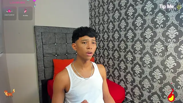 Snapshot of Little_Twink19x chatting on 07-06-26, 08:33 Little Twink19x online show from 07-06-26, 08:33
