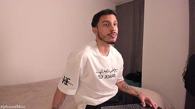 Snapshot of alphaandmuse chatting on 02-26-26, 02:00 alphaandmuse online show from 02-26-26, 02:00