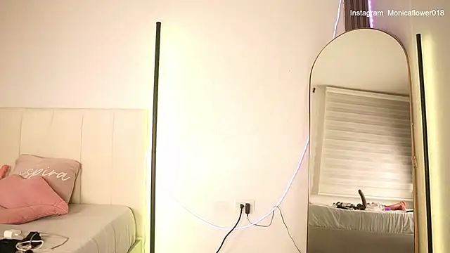 Snapshot of monicaflowerr chatting on 05-28-26, 08:04 monicaflowerr online show from 05-28-26, 08:04