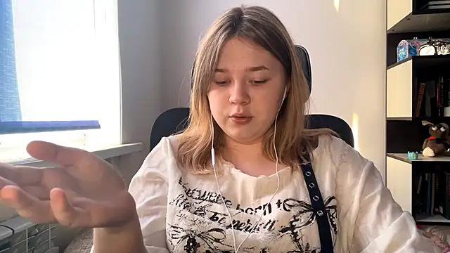 TomikoPfau online show from 04-14-26, 02:11