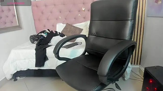 Snapshot of aria__monroe chatting on 03-08-26, 01:47 aria monroe online show from 03-08-26, 01:47