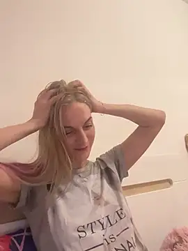 Snapshot of Faiiry_ chatting on 02-19-26, 06:49 Faiiry online show from 02-19-26, 06:49