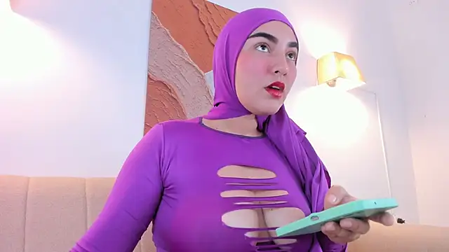 Snapshot of Malika_Noor chatting on 04-28-26, 03:27 Malika Noor online show from 04-28-26, 03:27