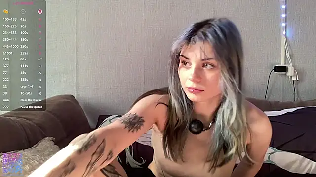 Snapshot of Emmibrilson chatting on 05-27-26, 01:18 Emmibrilson online show from 05-27-26, 01:18