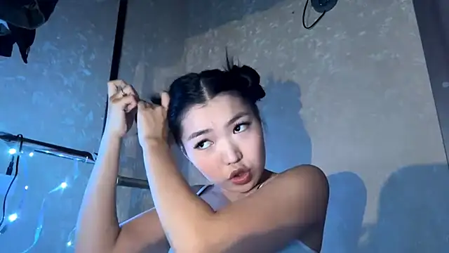 Snapshot of MeiMoon chatting on 02-21-26, 11:45 MeiMoon online show from 02-21-26, 11:45