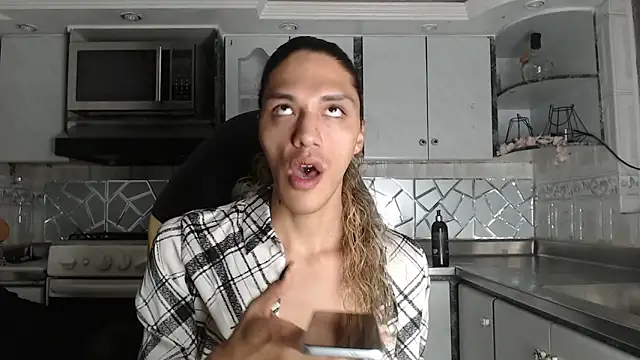 CrisOzzz online show from 04-08-26, 11:39