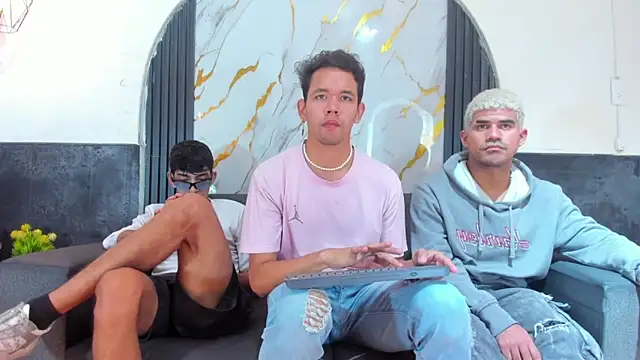 Snapshot of Latins_on_fire chatting on 02-25-26, 08:08 Latins on fire online show from 02-25-26, 08:08