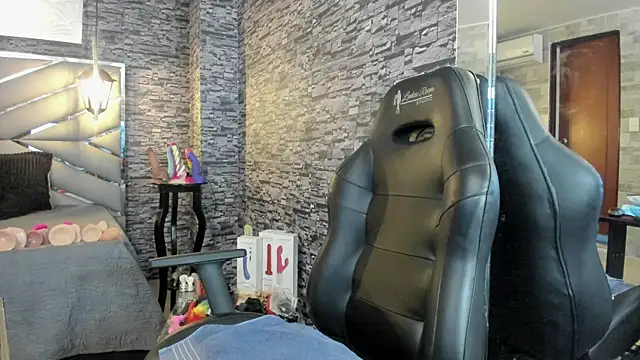 Snapshot of Nicolle_Doll_ chatting on 06-19-26, 07:30 Nicolle Doll online show from 06-19-26, 07:30