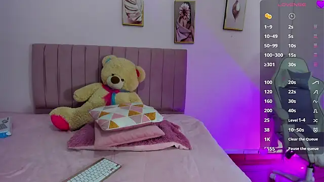 Snapshot of Zoow_bluussh chatting on 03-25-26, 12:04 Zoow bluussh online show from 03-25-26, 12:04