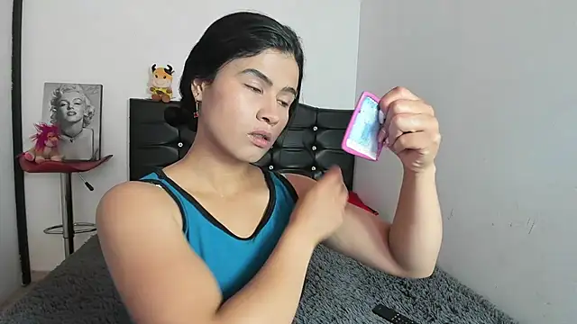 LatinaQueen23 online show from 04-22-26, 02:46