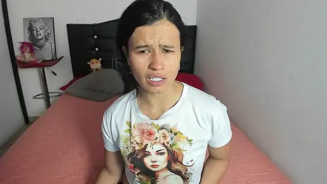 LatinaQueen23 online show from 04-28-26, 03:49