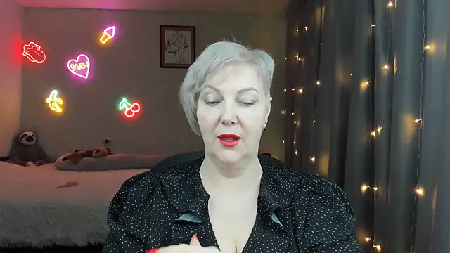 Mary-Leee online show from 04-28-26, 03:55