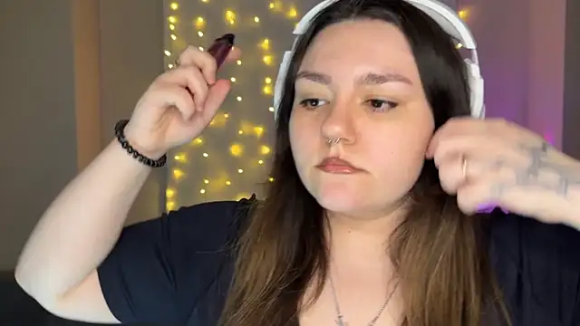 Snapshot of RiotKitten1 chatting on 02-28-26, 02:33 RiotKitten1 online show from 02-28-26, 02:33