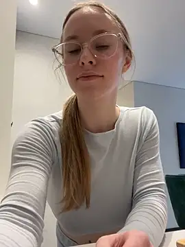 Vikkie seXyGiiiirl XoXo online show from 03-02-26, 12:23