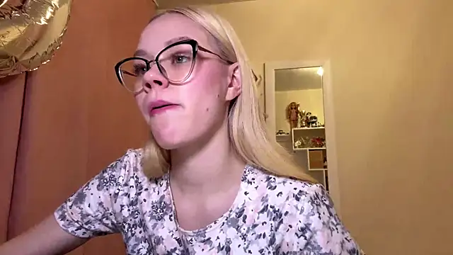 MiaCashe online show from 04-11-26, 03:27