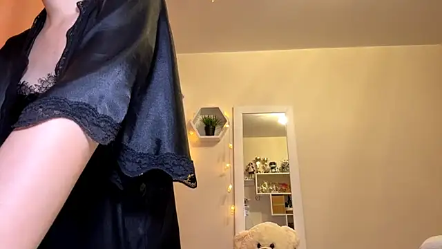 MiaCashe online show from 05-30-26, 04:12