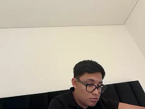 Snapshot of enzo_13 chatting on 02-22-26, 10:00 enzo 13 online show from 02-22-26, 10:00