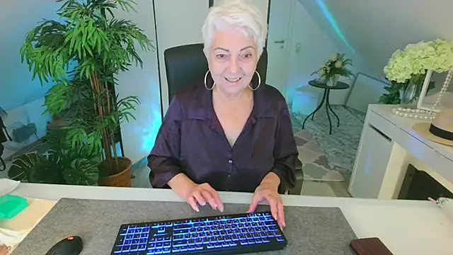 Snapshot of LovelyHelena chatting on 10-19-25, 07:33 LovelyHelena online show from 10-19-25, 07:33