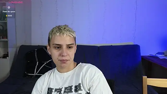 Snapshot of LuxuryLoverss chatting on 06-17-26, 11:09 LuxuryLoverss online show from 06-17-26, 11:09
