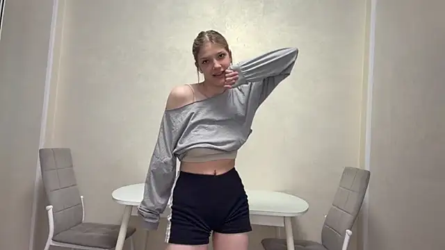Snapshot of Carolini_i chatting on 06-27-26, 04:35 Carolini i online show from 06-27-26, 04:35
