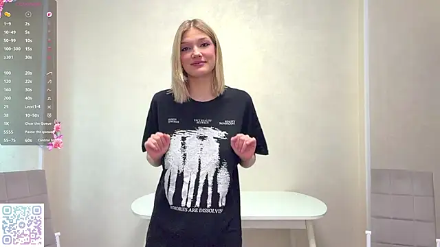 Snapshot of Carolini_i chatting on 06-17-26, 04:28 Carolini i online show from 06-17-26, 04:28