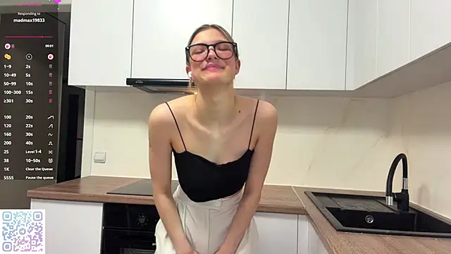 Snapshot of Carolini_i chatting on 06-14-26, 04:19 Carolini i online show from 06-14-26, 04:19