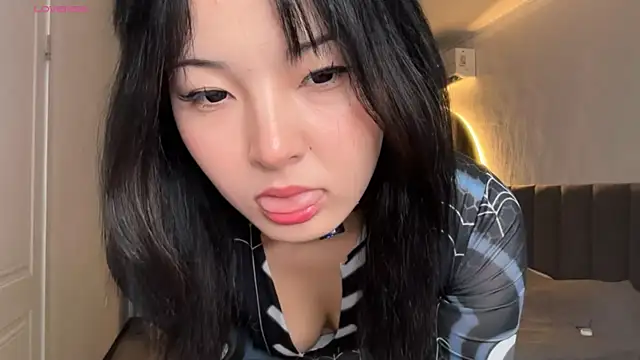 Snapshot of minnie_joy chatting on 06-19-26, 12:55 minnie joy online show from 06-19-26, 12:55