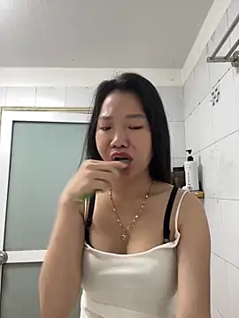 Snapshot of Miumieu2 chatting on 05-17-26, 02:33 Miumieu2 online show from 05-17-26, 02:33