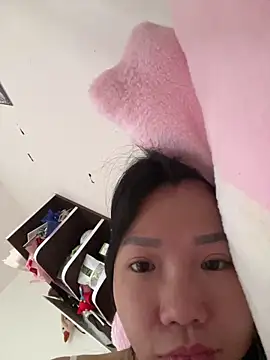 Snapshot of Miumieu2 chatting on 05-04-26, 03:10 Miumieu2 online show from 05-04-26, 03:10