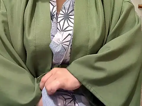 Snapshot of emi_chan_7 chatting on 06-10-26, 01:12 emi chan 7 online show from 06-10-26, 01:12