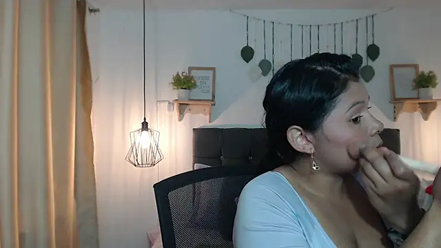 Emma hassani online show from 04-06-26, 01:56