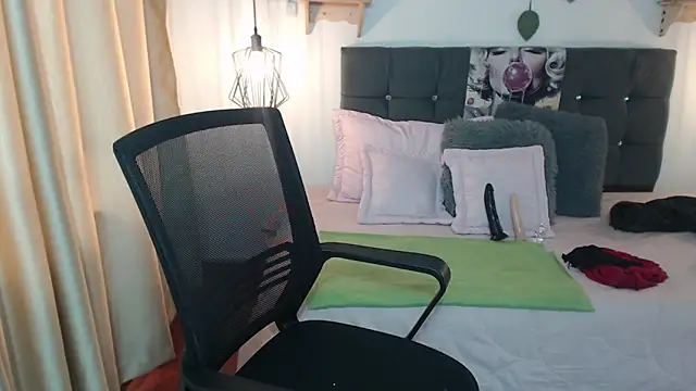 Emma hassani online show from 04-07-26, 01:35